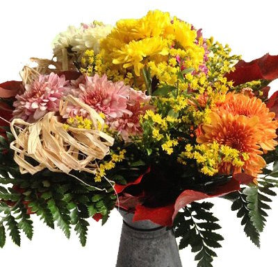 Herbst Blumenstrauß mit bunten Astern, Bastschleife und Herbstlaub