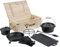 BBQ-Toro 8-teiliges Dutch Oven Set in Holzkiste | Gusseisen, bereits eingebrannt - preseasoned | Zubehör Set mit Dutch Oven, Holzkiste, Grillplatte, Stieltopf, Bratpfanne, Untersetzer, Deckelheber