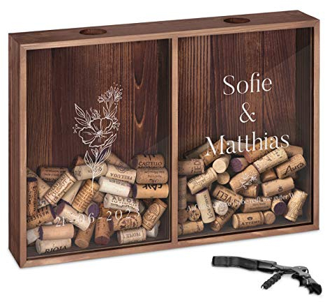 Maverton Kronkorkensammler Korkensammler mit Gravur + Flaschenöffner - Deckelsammler zum Aufhängen personalisiert - Geschenk Hochzeit Hochzeitstag Paar Eltern - 32x46x8cm - aus Holz - Brautpaar
