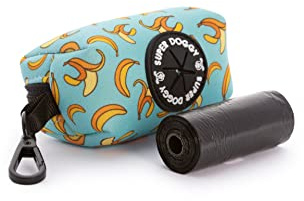 SUPER DOGGY Dispensador de Bolsas Caca Perro - Porta Bolsas de Excrementos con Mosqueton - Bolso Accesorios para Mascotas - Incluye un Rollo de Bolsitas (Blue Bananas)