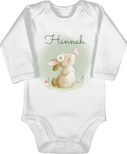 Geschenk mit Namen personalisiert by Shirtracer - Baby Body langarm Mädchen Junge - Süßer Hase mit Name personalisiert I Hasen Geschenk Bunny I Rabbit I Kaninchen