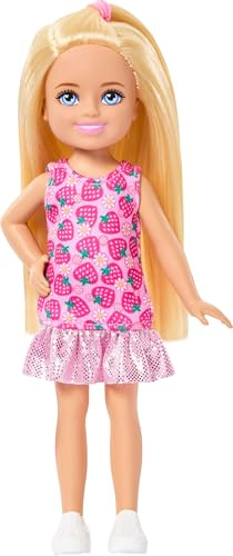Barbie - Chelsea Club, mini bambola da 15cm con capelli biondi e accessori, scarpe bianche e abito con stampa di fragole, giocattolo per bambini, 3+ anni, JJB33