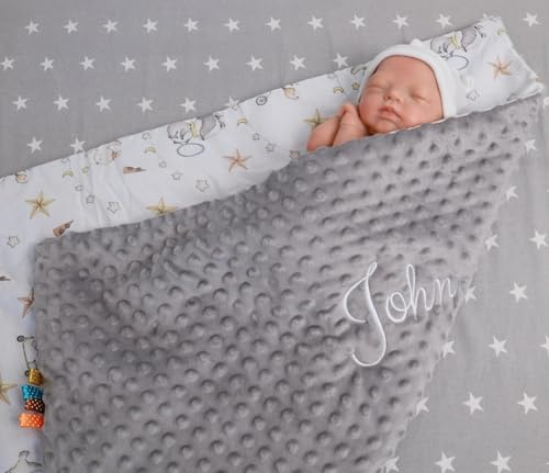 BotoBaby ★ Zweilagige Babydecke mit Namen und Datum Bestickt ★ Minky ★ Baumwolle ★ Füllung ★ (Grau - Zirkus, 75 x 100 cm)
