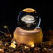 Ourleeme Carillon con Sfera di Cristallo, Carillon a Sfera di Cristallo con Luce Notturna con Base in Legno Chiaro di Proiezione a LED per Regalo di Ringraziamento di Compleanno di Natale (Galassia)