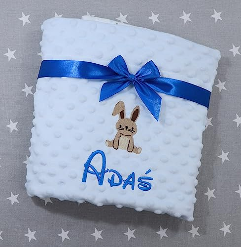 BotoBaby ★ Zweilagige Babydecke mit Namen und Datum Bestickt ★ Minky ★ Personalisiertes Geschenk ★ Motiv ★ Geburt ★ Taufe ★ (Blau - Sternen, 75 x 100 cm)