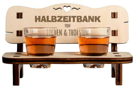 Schnapsbank - Halbzeit-bank I Personalisiertes Geschenk aus Holz | mit Wunschnamen graviert I Kreative Geschenkidee für Fußball-Fans I Inklusive 2 Shotgläsern I Schnapsbankerl