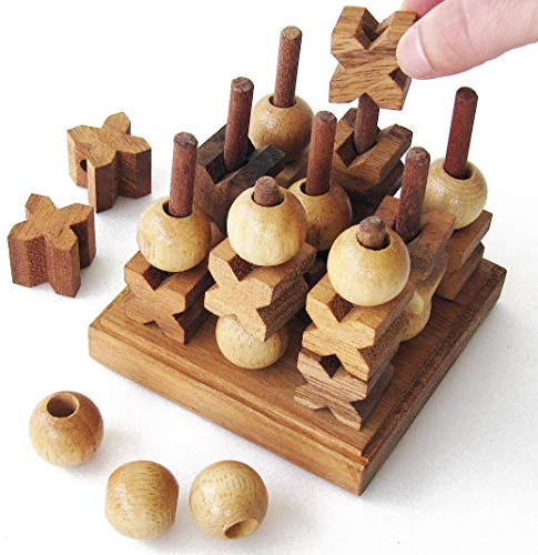 TIC TAC TOE 3D - pour 2 joueurs à partir de 6 ans - Jeu de société familial en bois massif et aux normes CE, marque française le DÉlirant. Un morpion avec plus de possibilités puisqu'en 3 dimensions !