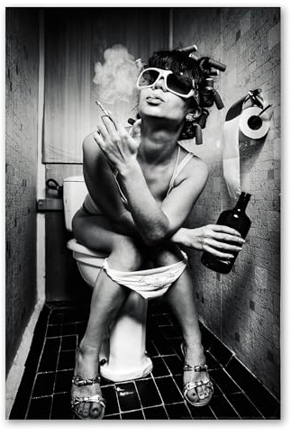 Postereck - 0423 - Hochwertiges Poster Party Girl Schwarz-Weiß | Frau mit Alkohol und Zigarette auf Toilette Poster | Freche Gäste WC Deko | Bild Badezimmer | - Poster - 3:2-61,0 cm x 40,5 cm