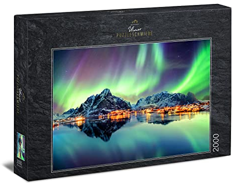 Ulmer Puzzleschmiede - Puzzle 'Danza Luminosa del Nord' - 2000 Pezzi - Motivo Norvegese Con Luci nel Cielo Notturno su Villaggi di Pescatori, Lofoten, Norvegia