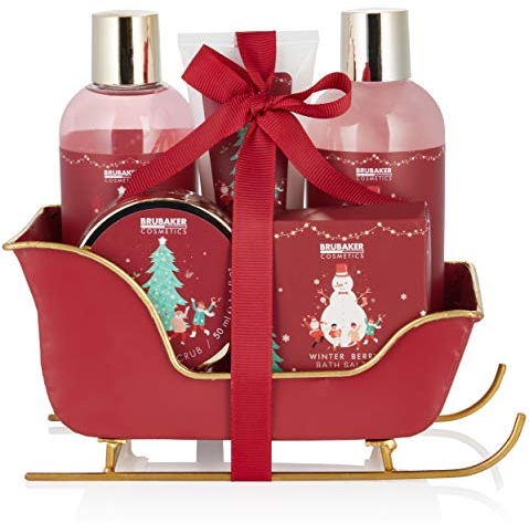 BRUBAKER Cosmetics Bade- und Dusch Set Winter Beeren Duft - 6-teiliges Geschenkset im Schlitten Weihnachten - Weihnachtsset für Frauen und Männer