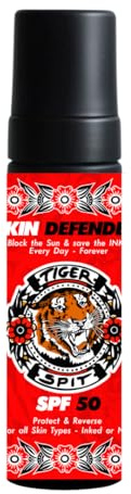 TIGER SPIT Sonnencreme Tattoos LSF 50 – UVA/UVB Sonnenschutz – leichte Formel fettet nicht – wasserfest – schützt die Farben und Details Ihres Tattoos – 100 ml