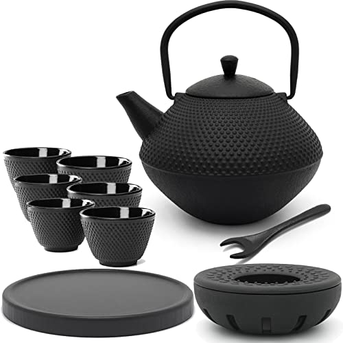Bredemeijer Teekanne Set Gusseisen 1.0 Liter - mit Edelstahl Tee-Filter Sieb-Einsatz - 6 Becher & schwarzem Holzuntersetzer & Stövchen & Deckelheber - 10-teiliges Teeset für losen Tee