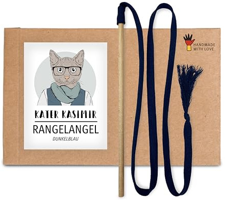 Kater Kasimir Die RANGELANGEL: Unsere Katzenangel mit Buchenholz-Stab und dunkelblauem Baumwollband. In Deutschland von Hand und mit Liebe gefertigtes nachhaltiges Katzenspielzeug