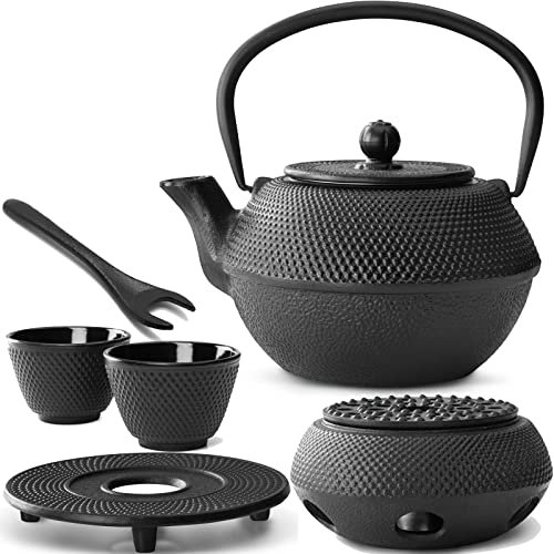 Bredemeijer Teekanne asiatisch Gusseisen Set 1.1 Liter - schwarze Gusskanne mit Henkel & Edelstahl Tee-Filter Sieb-Einsatz für losen Tee & 2 Teebecher & Stövchen & Untersetzer & Deckelheber