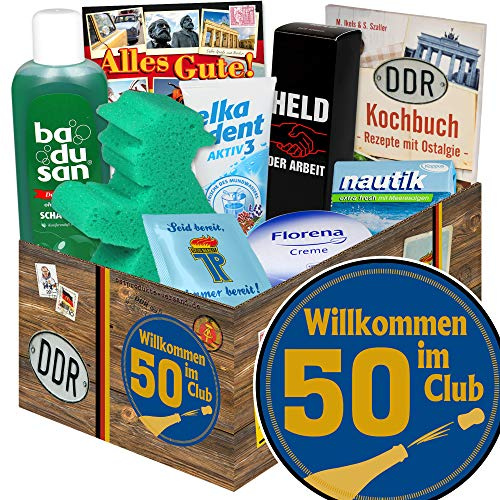 Wilkommen im Club 50 ++ Geschenke 50 Geburtstag ++ Pflege Geschenkset DDR | 9-teiliges Pflege- & Nostalgie-Set mit DDR Kochbuch – fertig verpackt, sofort verschenkbar