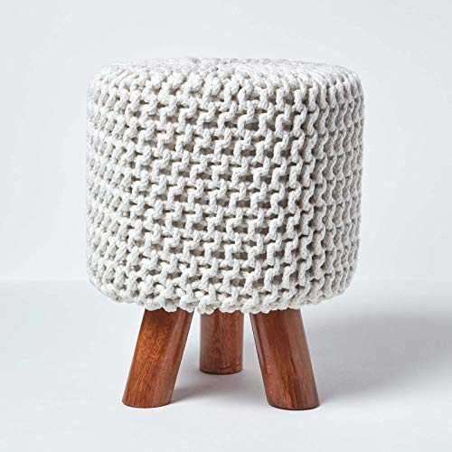 HOMESCAPES Pouf in Cotone Naturale Lavorato a Maglia con Gambe in Legno, 32 x 32 x 42 cm
