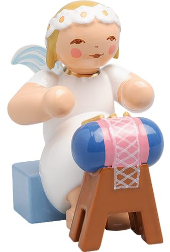 Wendt & Kühn - Margeritenengel, sitzend, mit Klöppelsack