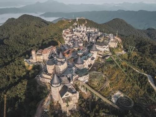 Immagine in legno 110 x 80 cm: Bana Hills e Ponte d'Oro dall'alto, villaggio francese di Sun World a Da Nang, Vietnam centrale (132016910)