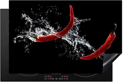 KitchenYeah© Herdabdeckplatte Einteilig Herdabdeckung Abdeckplatte für | 80x52 cm - Ceranfeld Abdeckung Induktionskochfeld Aufrollbare Matte Chili - Stilleben - Wasser - Schwarz - Rot - Pfeffer