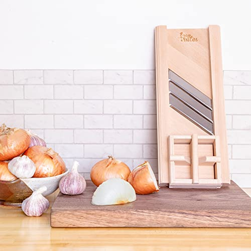 Kompakter Kohlzerkleinerer aus Holz mit Handschutz für fein geschnittenes Sauerkraut und Krautsalat, natur