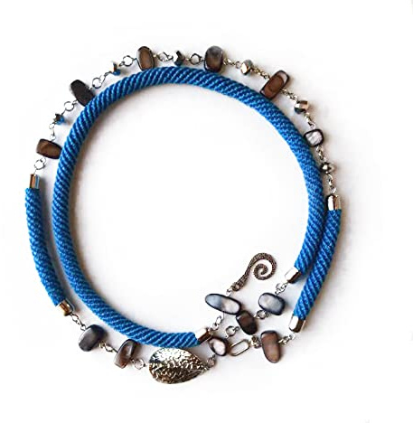 collier au crochet avec perles de nacre et éléments argentés