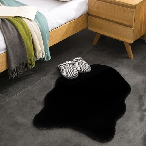 Kunst-Fell-Teppich Kurzflor | Flauschiger Wohnzimmer-Teppich, als Schlafzimmer Deko oder Kinderzimmer | rutschfest und waschbar in Waschmaschine | Schwarz - Fell 55x80cm