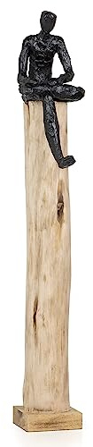Moritz Skulptur Mann auf Stamm ca. 74 cm – Holz modern sitzend Deko Figur | Massiver Naturstamm mit dunkler Sitzfigur, jedes Stueck ein handgefertigtes Unikat, moderner Blickfang und Geschenkidee