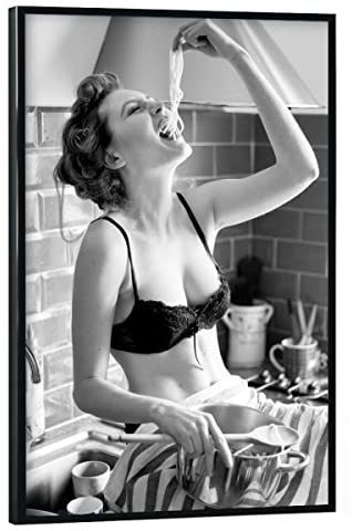 artboxONE Poster mit schwarzem Rahmen 30x20 cm Essen & Trinken Spaghetti Lover - Bild Woman Essen Female