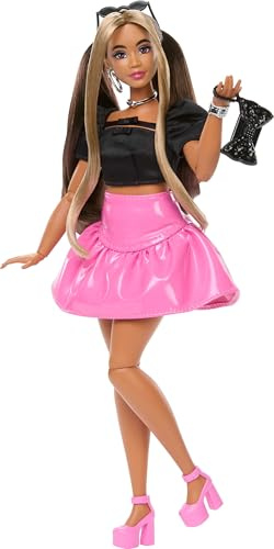 Barbie Deluxe Style Doll #16 i rosa Barbiecore-kjol i vinyl | och svart satincroptop, långt brunt hår, svart clutch och silversmycken, JJN74