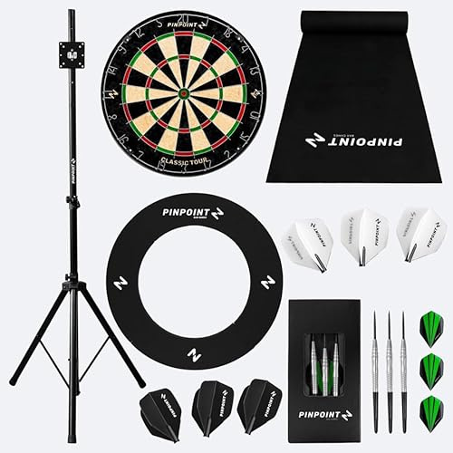 PINPOINT Freistehende Dartpfeile Bundle - Regulation Sisal Dartscheibe mit Ständer, Gummi Dartmatte, EVA Surround, Messing Darts & Geformte Flights - Indoor Home & Game Room Set (Classic Tour)