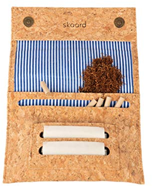 skaard Tabaktasche Kork, Vegan, Für Drehtabak, Papes & Filter, Braun/Blau-Weiß