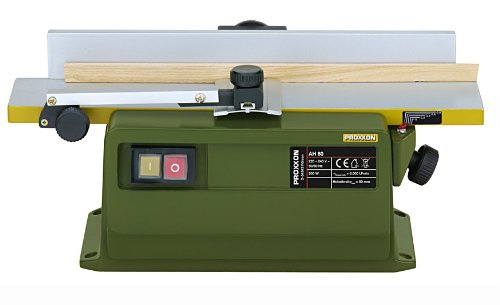 Pialla a filo spessore PROXXON AH 80 Modello 27044, PROFESSIONALE, la piu piccola e raffinata del mondo, Con semipiano destro con avanzamento di precisione mediante una vite di commutazione per asportazione di truciolo da 0 a 0,8 mm con una larghezza massima di piallatura 80 mm. Con arresto longitudinale regolabile, inclinabile su entrambi i lati di 45 °.
