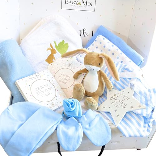 Geschenkartikel für Neugeborene, mit Aufschrift Let The Adventure Begin, 11-teilig, für Neugeborene, Jungen, Kleidung, Socken, Spielzeug, Geschenk für werdende Mütter, Gmily Hare (Junge)