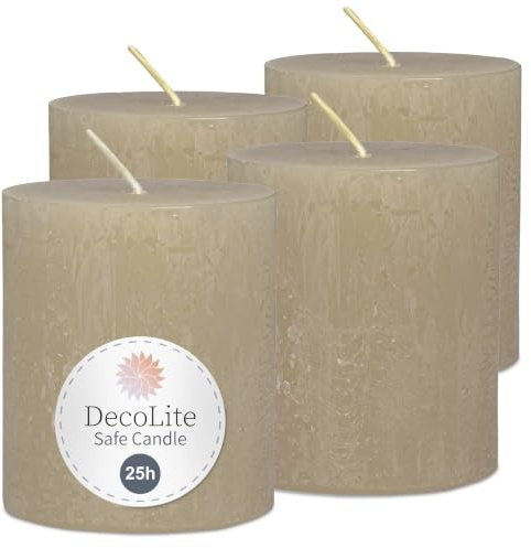 DecoLite Stumpenkerzen Rustik 7x8 cm, 25h Brenndauer, 4er Set, Sahara | Made in Germany, RAL-geprüft, selbstverlöschende Safe Candle, durchgefärbt, ruß- & tropffrei, für Deko & Gastronomie