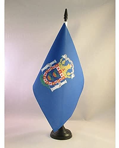 AZ FLAG Drapeau de Table Melilla 21x14 cm Polyester 100D Socle Plastique | Usage intérieur Drapeau de bureau de Melilla finition cousue et bords renforcés avec mât en plastique et socle en plastique
