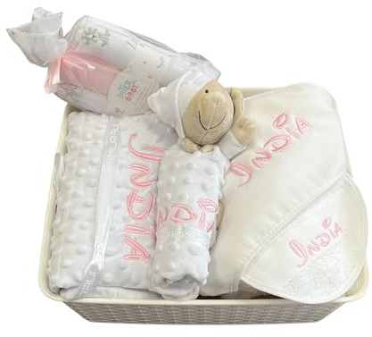 Danielstore - Canastilla Bebé Personalizada | Manta y Dou Dou con Nombre | Toalla de Baño y Babero Bordados | Pack 3 Gasas | Cesta para Recién Nacidos