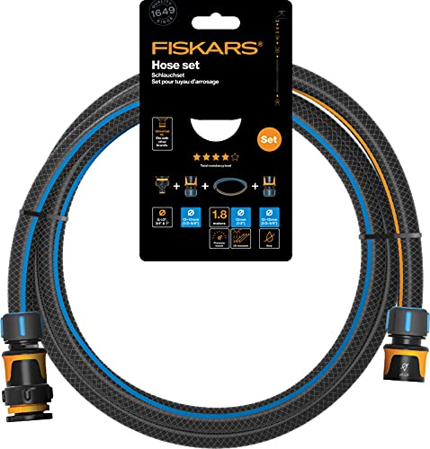 Fiskars Set Tubo da Irrigazione, Con 2 Connettori per Tubo e Connettore per Rubinetto, Misura Universale, Resistenza alla Torsione 4 su 5, 1,8 m, Ø 1,3-1,5 cm (1/2-5/8''), Nero/Arancione/Blu, 1057621
