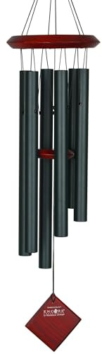 Woodstock Chimes of Pluto Evergreen Windspiel aus Holz und Aluminium in der Farbe Grün-Rotbraun, Länge: 68,6cm, DCE27
