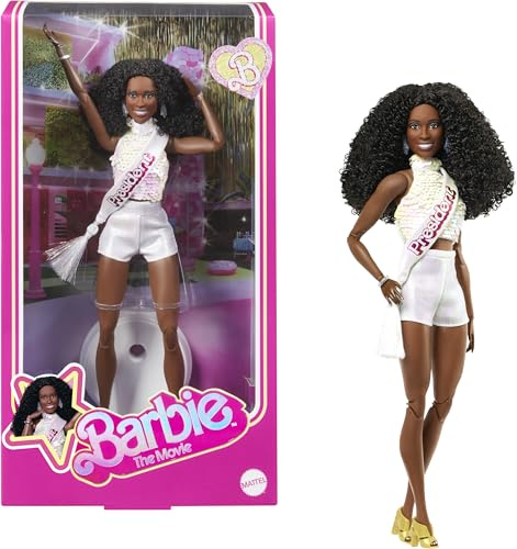 Barbie The Movie Presidente Issa Rae, bambola del film da collezione con camicetta bianca scintillante e pantaloncini, capelli ricci scuri e fascia da presidente, JBJ55