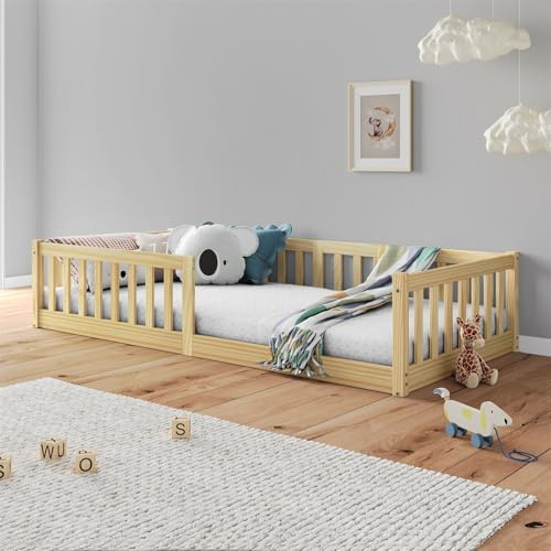 Bodenbett GUSTAVO mit Lattenrost und Rausfallschutz 90x190 cm, Natur – Montessori Kinderbett aus Massivholz, bodentiefes Einzelbett, sicherer Einstieg für Kinder, wechselseitiger Rausfallschutz