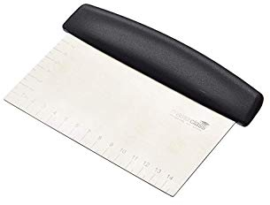 MasterClass Cortador Rascador de Masa con Mango y Escala Medidora para Pizza, Pan, Pastelería, Acero Inoxidable, 15 x 7,5 cm, Plateado