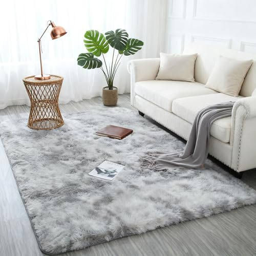 Tappeto Premium di Alta Qualità 70 x 150 cm Semplice e Moderno Letto Peloso Carpet Aspetto Pelliccia a Pelo Lungo Lavabile in Lavatrice per Camera da Letto Interni, Grigio Chiaro