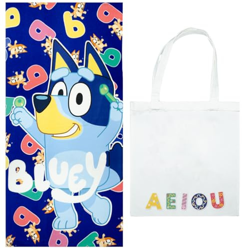 ms móvil shop Toalla Infantil Bluey Microfibra Estampado Fondo Azul Letras 100% Poliéster 70x140cm + Bolsa de Playa de Tela Regalo para Niños Verano Vacaciones | Producto Oficial Ludo BBC Studio