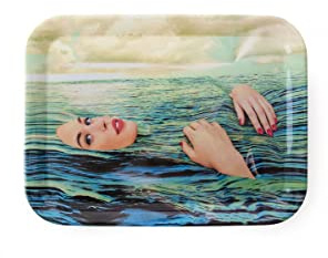 Seletti Vassoio Seagirl | Vassoio in Melamina Seletti Sea Girl – 32 × 43,5 cmIl vassoio in melamina Seletti Sea Girl unisce funzionalità e design cont