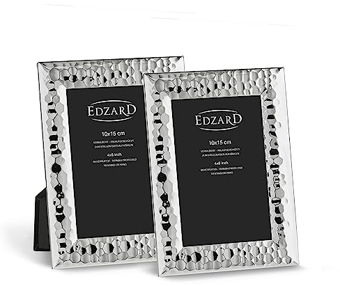 EDZARD Bilderrahmen Gubbio 2er-Set (10x15 cm) versilbert anlaufgeschützt | Silberrahmen für Fotos 10x15 cm, gehämmert, Samtrücken, je 2 Aufhänger, zum Stellen und Hängen, Fotorahmen