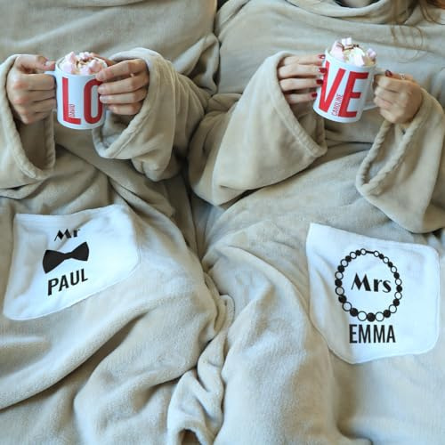 CADEAUX.COM Doppelte Kuscheldecke mit Ärmeln - Mr. and Mrs. personalisiert für EIN Paar - TV-Decke, 150 x 240 cm XL - Personalisierbares Geschenk