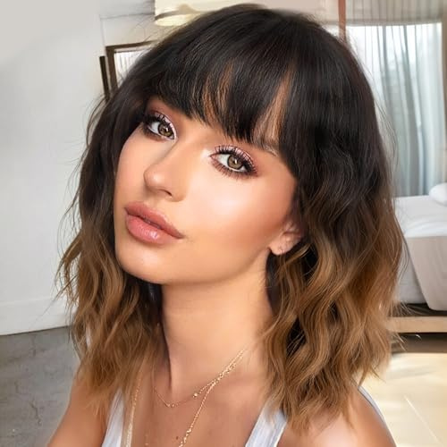 Nnzes Perruque courte ondulée avec frange pour femme, longueur épaule, coupe bob, bouclée, perruque synthétique avec cheveux ondulés naturels noirs à bruns, résistants à la chaleur