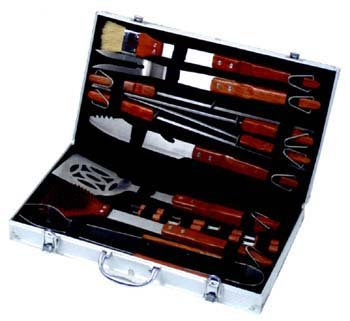 ACCESSORI PER BARBECUE SET 18 UTENSILI PLUS PER BARBECUE