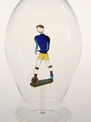 Jarra de cristal claro, decantador, botella, garaffa de vidrio soplado a boca con un jugador de futbol de vidrio de color en el interior, parra rellenar, altura circa 30 cm y capacidad 0,5 litro, diseñado y fabricado por la Oberstdorfer Glashütte