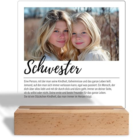 True Statements Personalisiertes Foto-Geschenk für Schwester „Definition“ - Acrylaufsteller mit eigenem Bild, Geschenke für Frauen Männer sie ihn - Acrylglas inkl. Holzsockel - 15x18 cm